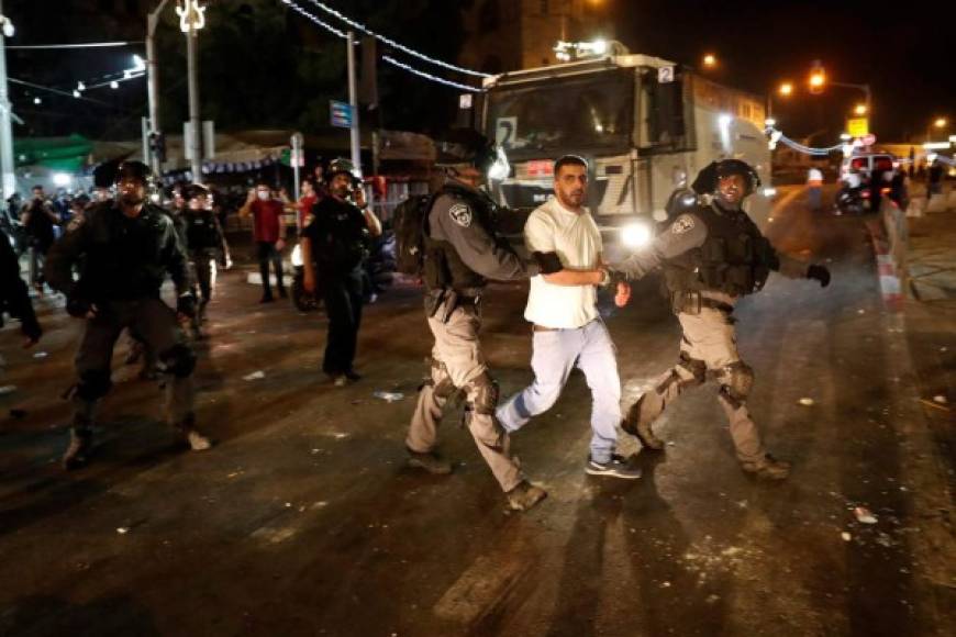 El papa Francisco llamó este domingo a la calma en la ciudad santa, diciendo que 'la violencia solo engendra violencia. Detengamos estos enfrentamientos'.