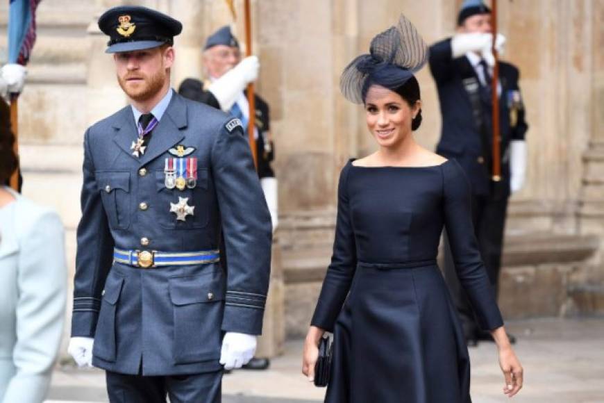 Además de lucir con muy segura de sí misma Meghan también encantó con el atuendo elegido para la ocasión.<br/>