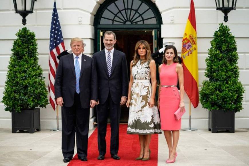 Los reyes de España fueron recibidos en la entrada de la puerta sur del complejo residencial, donde Trump y la primera dama les esperaban ante una alfombra roja.