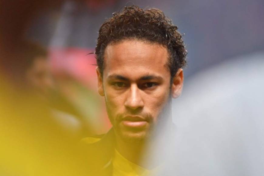 Paris Saint-Germain's Brazilian forward Neymar prior to the French League Cup football semi-final match between Rennes and Paris Saint-Germain at the Roazhon Park stadium in Rennes on January 30, 2018. / AFP PHOTO / LOIC VENANCE