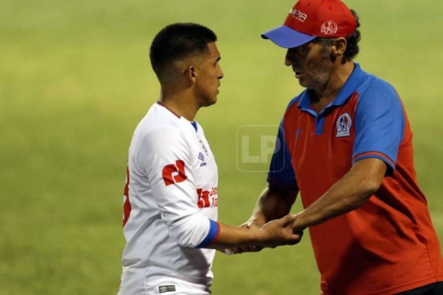 Pedro Troglio felicitando a Michaell Chirinos al momento que salió de cambio.