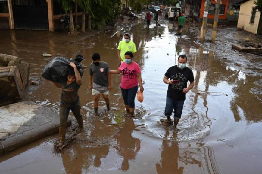 Unos 50,000 socorristas seguían trabajando este sábado para poner a salvo a las personas atrapadas en sus viviendas inundadas.