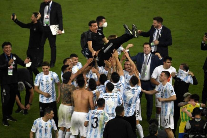 Los jugadores argentinos mantearon a su entrenador Lionel Scaloni.