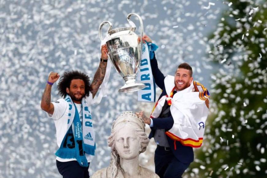 Sergio Ramos y Marcelo alzaron la 'Orejona' en la Plaza Cibeles.