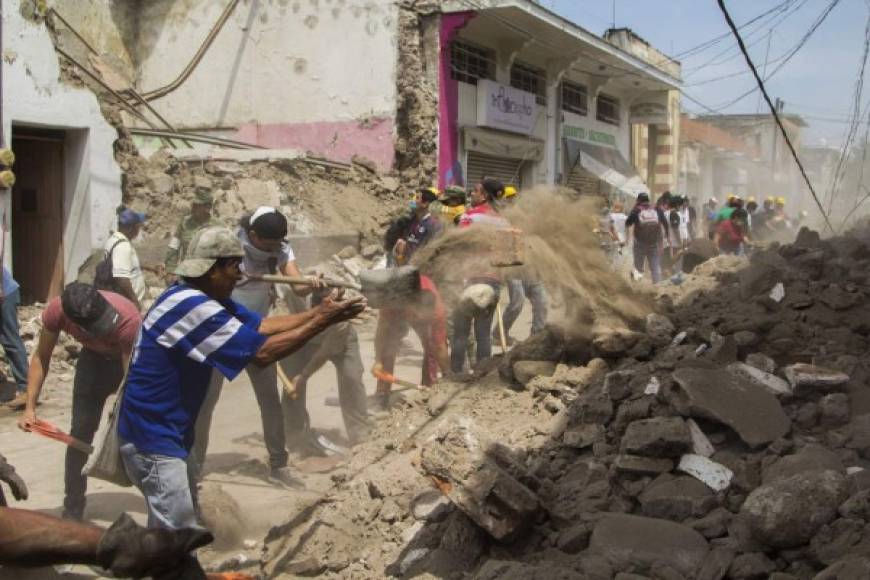 Cientos de voluntarios se han sumado a los cuerpos de socorro que luchan por encontrar más personas con vida bajo los escombros.