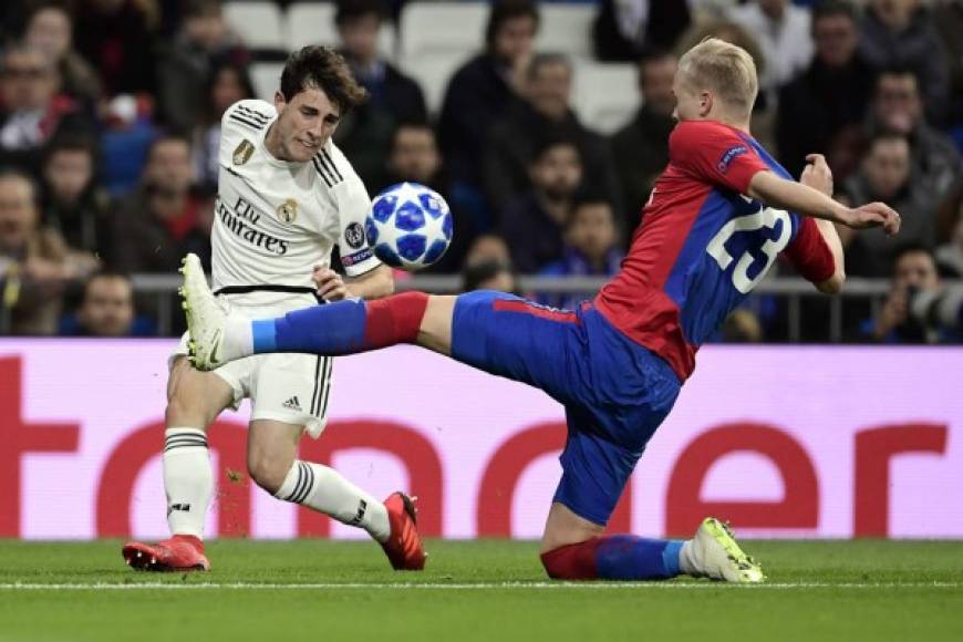 Álvaro Odriozola intenta mandar un centro ante la marca de Hordur Magnusson.