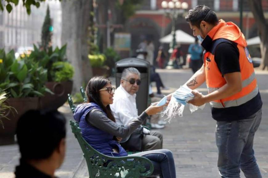 Los más de 20 millones de mexicanos que residen en la capital del país despertaron hoy con olor a humo y una bruma dañina para la salud, por lo que las autoridades solicitaron a los ciudadanos permanecen dentro de los edificios y exponerse en la menor cantidad posible a exteriores.