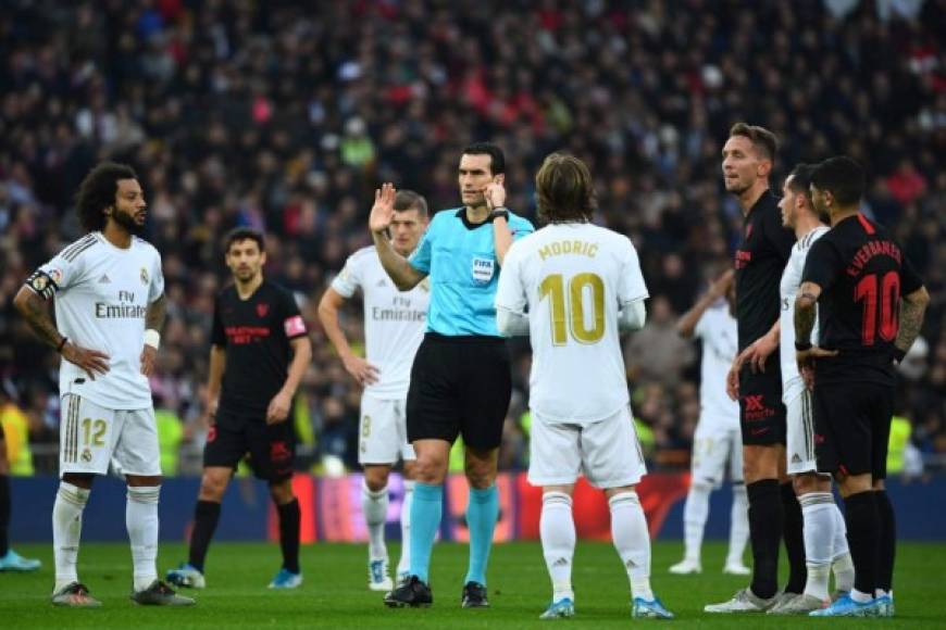 Los jugadores del Sevilla se molestaron por el gol anulado y le reclamaron al árbitro.