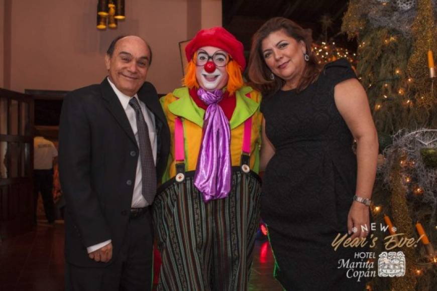 Raúl y Mayra Welchez gozaron con el payaso.