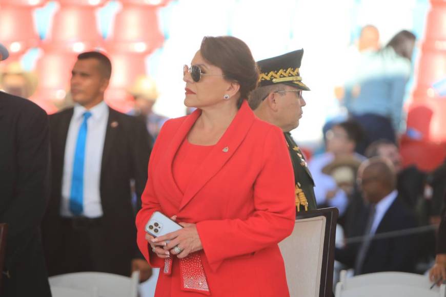 Xiomara Castro completó su “look” con un prendedor del Escudo Nacional y unos sobrios aretes. 