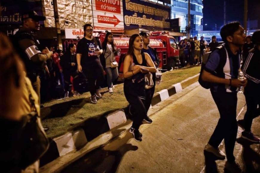 Periodistas de la AFP que están afuera del centro comercial Terminal 21 en Nakhon Ratchasima (noreste de Tailandia), escucharon un fuerte tiroteo. La radio de la policía dijo que los disparos venían del sótano del edificio.