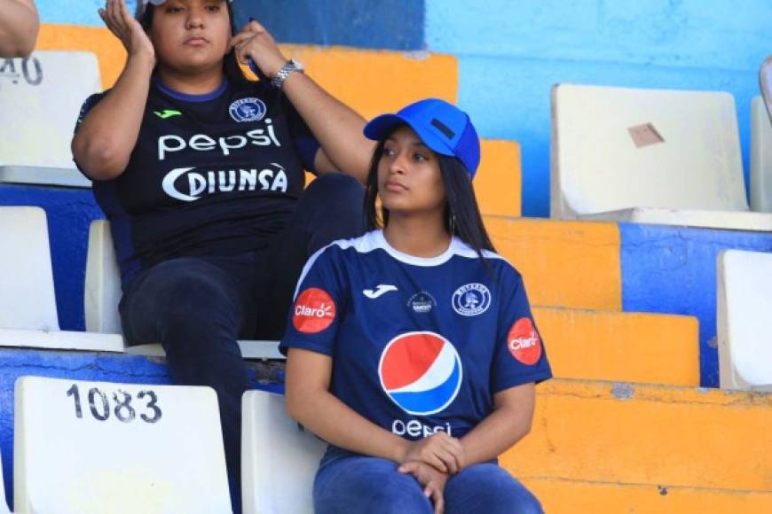 Bellas aficionadas del Motagua en el estadio Nacional.