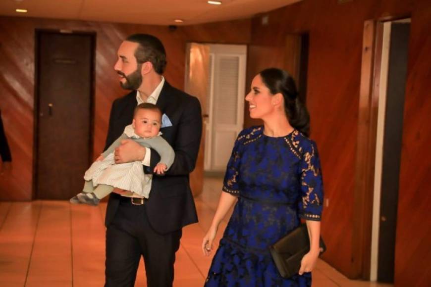 Otra de las protagonistas de la ceremonia fue la primera dama de El Salvador, Gabriela de Bukele, que llegó al evento acompañada de su hija Layla, de seis meses de edad.
