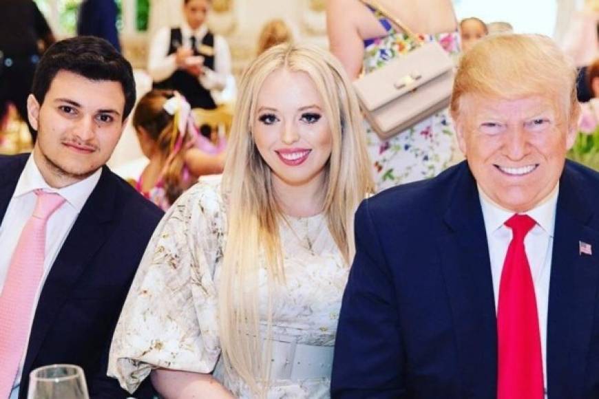 El joven heredero le propuso matrimonio a la hija rebelde de Trump en el jardín de rosas de la Casa Blanca la semana pasada tras contar con la bendición del magnate.