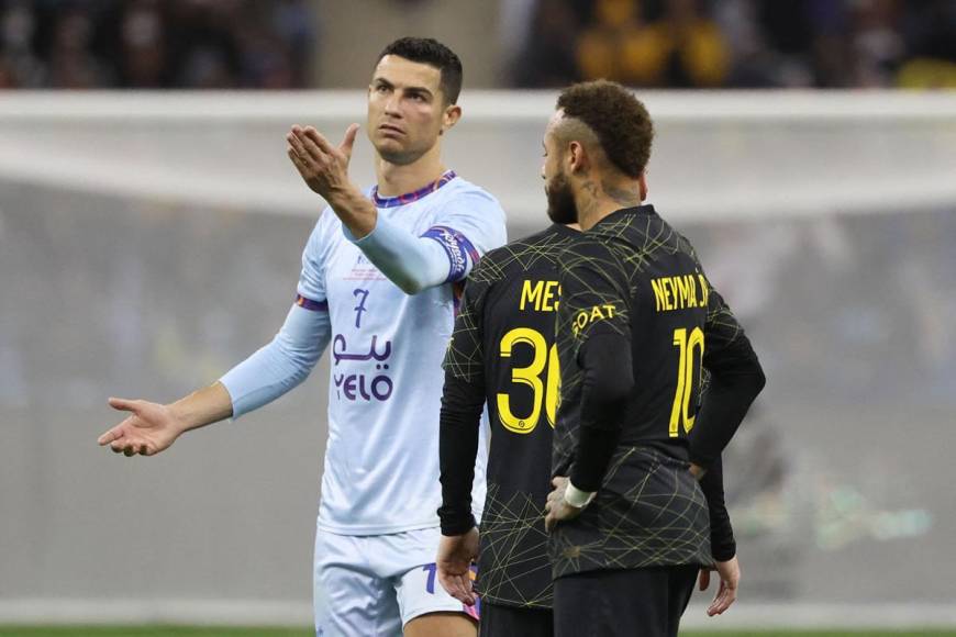 Cristiano Ronaldo charlando con Messi y Neymar en un lance del partido.