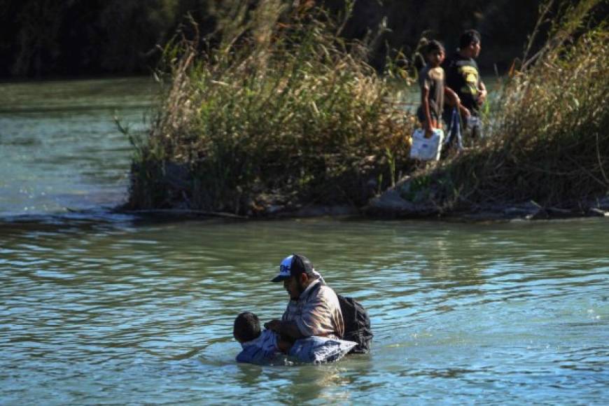 Un grupo de migrantes hondureños se lanzó este domingo al río Bravo con el objetivo de ingresar ilegalmente a Estados Unidos para acelerar sus trámites de solicitud de asilo en ese país luego de que el presidente Donald Trump declarara emergencia nacional el pasado viernes para construir el muro en la frontera.