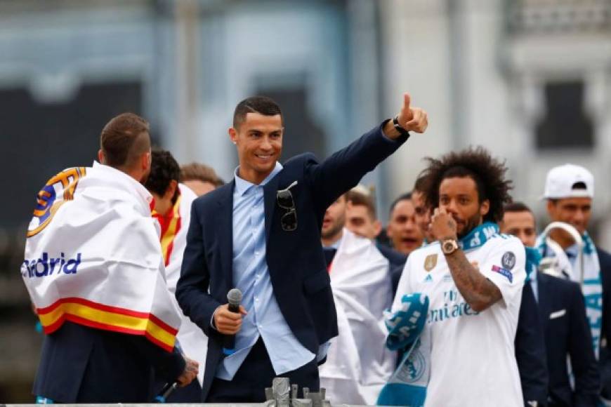 Cristiano Ronaldo saludando a los aficionados madridistas.