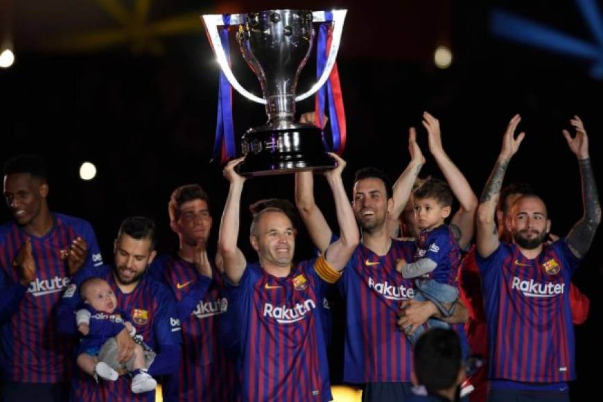 Andrés Iniesta levantó los trofeos del doblete conquistado por el Barcelona esta temporada. Foto AFP