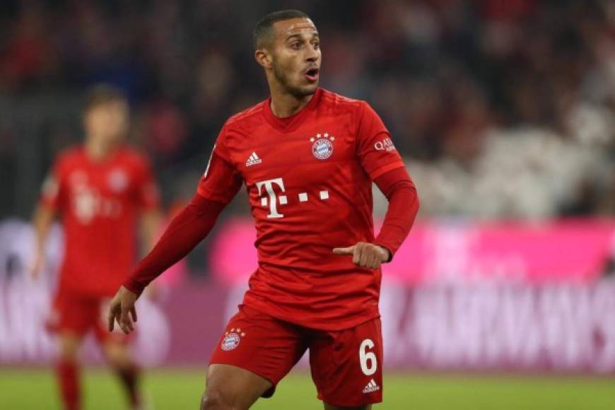 El futuro del centrocampista del Bayern Múnich, Thiago Alcántara, ha dado un giro inesperado. Cuando parecía que iba a hacer las maletas rumbo al Liverpool el destino puede haber variado. Y es que según informan en Inglaterra el Manchester United se ha interesado también por el jugador español y Thiago podría fichar por los 'Red Devils'. Y es que el Liverpool no llega a la exigencias económicas del Bayern. La entidad alemana pide 36 millones de libras y el Liverpool sólo está dispuesto a ofrecer 18 millones.<br/><br/>Thiago, de 29 años, tiene un año más de contrato con el Bayern pero ya ha comunicado al club alemán su intención de salir de la Bundesliga. En el Bayern ven con buenos ojos su traspaso para evitar que se marche gratis el próximo verano.