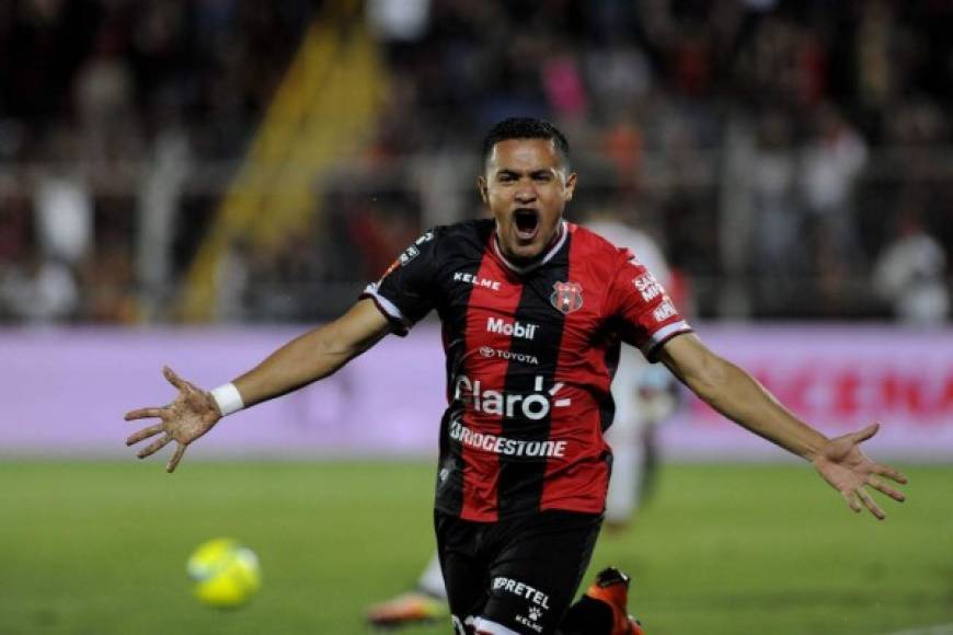 Roger Rojas: El delantero hondureño renovó con el Alajuelense de Costa Rica tras su gran campaña pero al parecer otros equipos se han interesado en sus servicios.