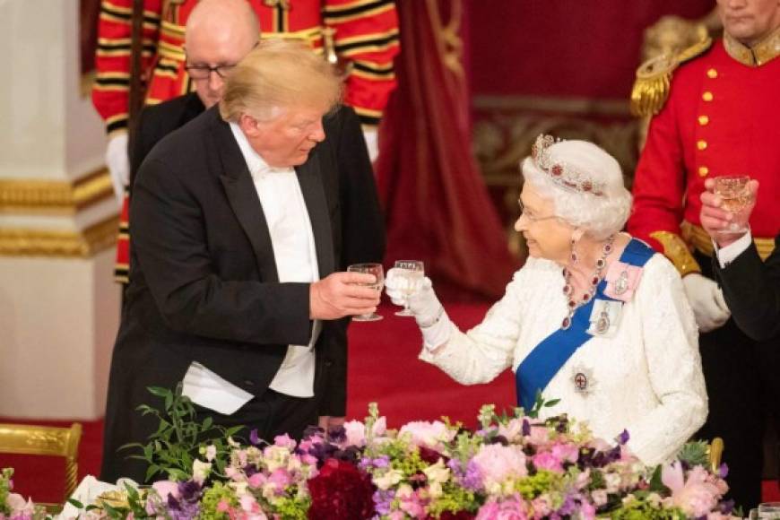Britain's Queen Elizabeth II (R) raises a glasses with US President Donald Trump during a State Banquet in the ballroom at Buckingham Palace in central London on June 3, 2019, on the first day of the US president and First Lady's three-day State Visit to the UK. - Britain rolled out the red carpet for US President Donald Trump on June 3 as he arrived in Britain for a state visit already overshadowed by his outspoken remarks on Brexit. (Photo by Dominic Lipinski / POOL / AFP)