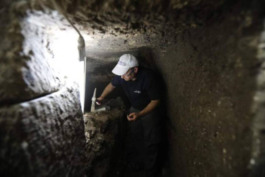 Y luego 'descubrimos estos tres espacios, los tres tallados en la roca' y conectados entre ellos por escaleras, agrega. Estas estructuras eran inusuales en las ciudades judías de la época, señala.