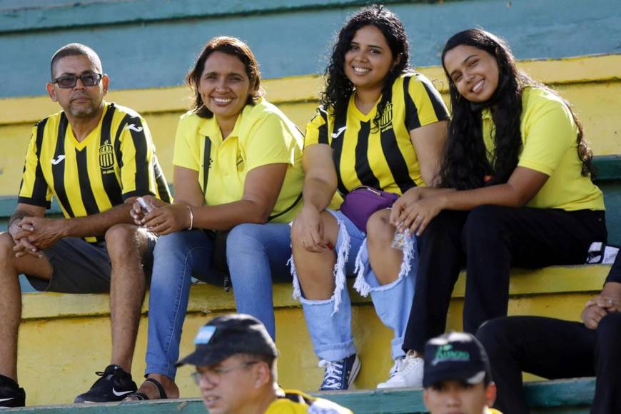 En el estadio Humberto Micheletti llegaron aficionados del Real España para apoyar a su equipo ante el Honduras Progreso.