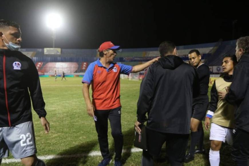 Pedro Troglio también llegó a increpar al árbitro asistente Christian Ramírez. Brutal enfado tenía el entrenador del Olimpia.