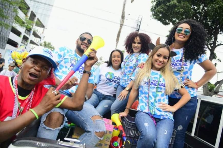 Un grupo de jóvenes conmemoran el Día Mundial de la Leche en el desfile de carnaval de San Pedro Sula.