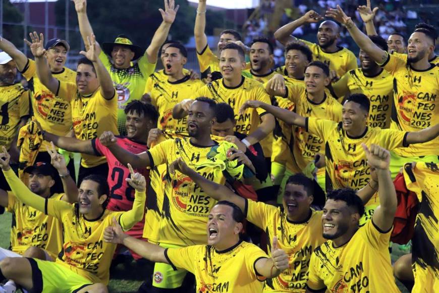 El plantel del Génesis celebrando con el trofeo de campeones del Torneo Clausura 2023 de la Liga de Ascenso.