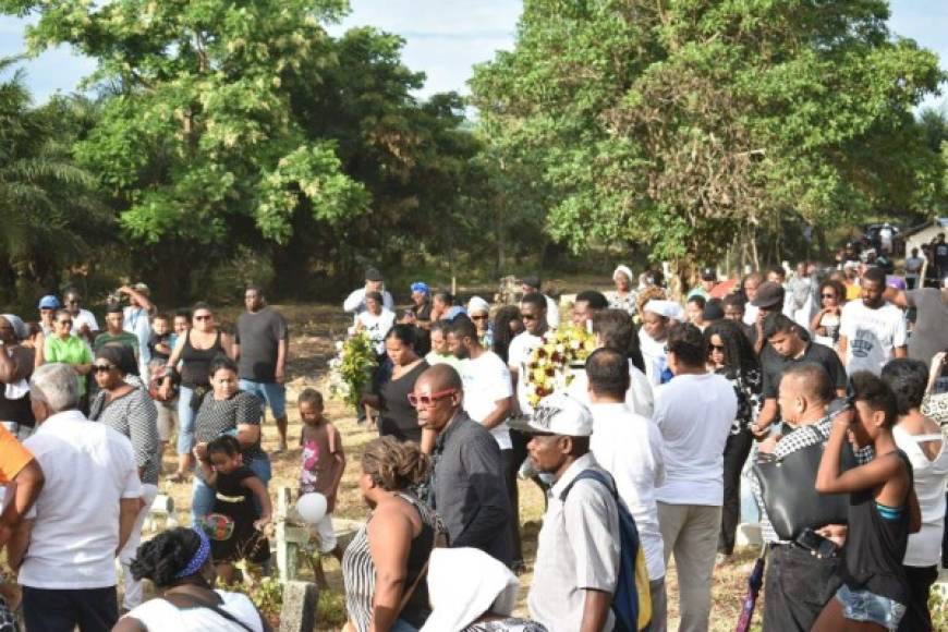 Una multitud dio el último adiós a 'Don Rafa', padre de Maynor Figueroa.