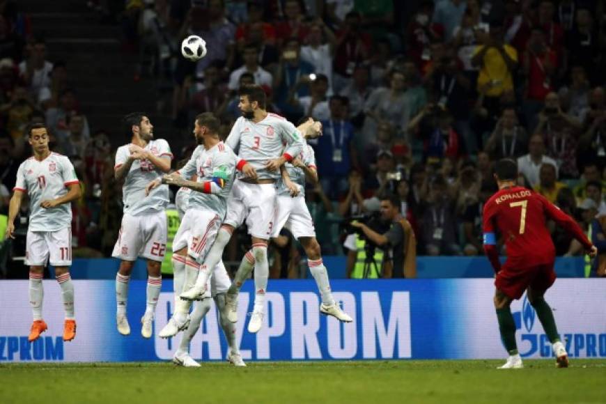 El tiro libre de Cristiano Ronaldo pasó por arriba de la barrera para el golazo. Foto AFP