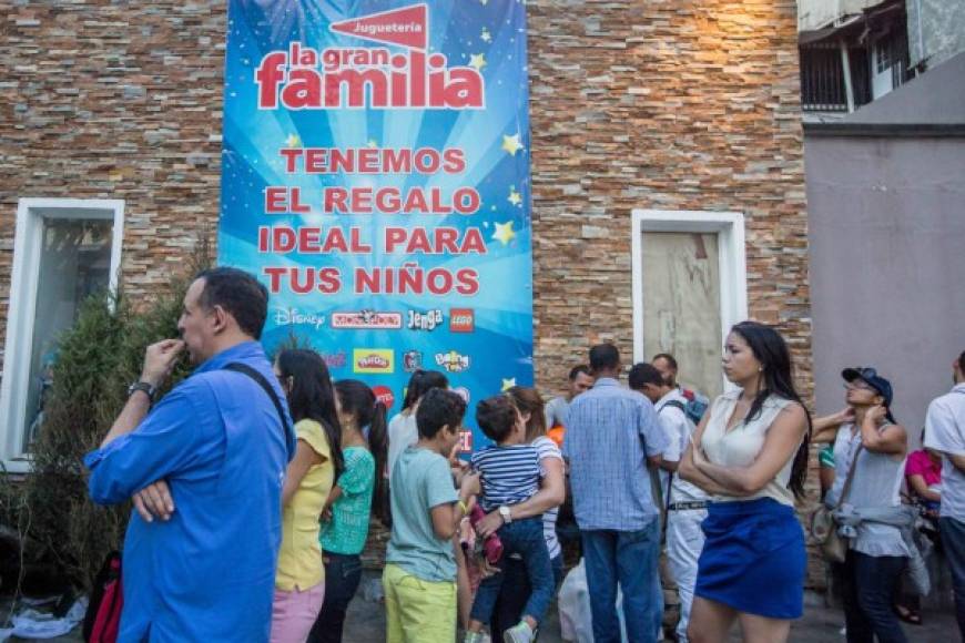 VENEZUELA. Buscan juguetes en tiempos de crisis. Personas hacen fila frente a una juguetería en Caracas, la crisis económica hace que los padres hagan maromas para que sus hijos tengan un juguete. Foto: EFE