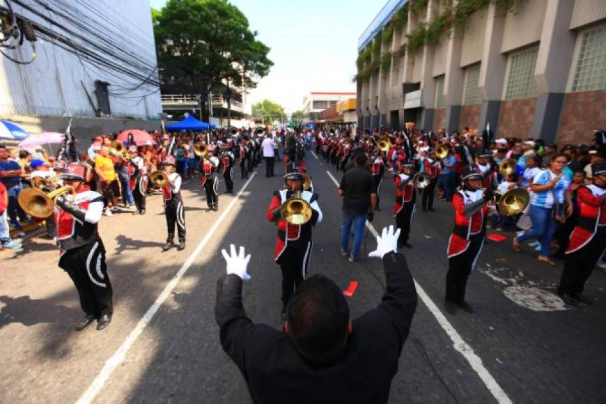 El público aplaudió y ovacionó a la banda de guerra del instituto Las Vegas en San Pedro Sula.