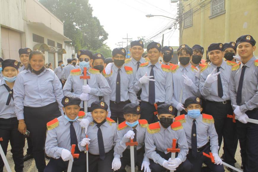 Los estudiantes del CEBNG Bilingüe San Vicente de Paul de Sula desfilaron con un bonito uniforme de hombreras y gorro.