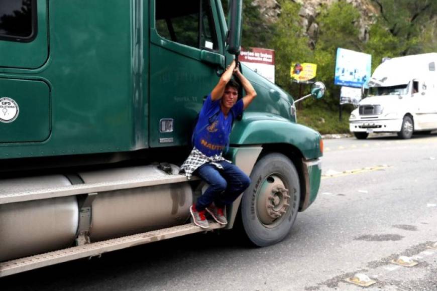 Los migrantes aprovechan los aventones en camiones o tráilers a la frontera de México.