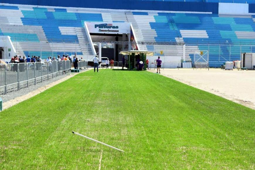 La empresa costarricense TMS Grass es la encargada de llevar a cabo el sembrado y cocido de la nueva grama al Estadio Nacional Chelato Uclés.