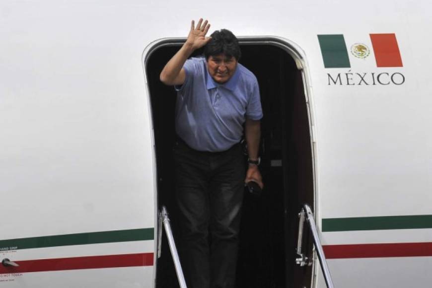 Evo aterrizó esta tarde en la capital mexicana tras un periplo de varias horas luego de que varios países sudamericanos cerraran su espacio aéreo a la aeronave que trasladaba al expresidente de Bolivia.