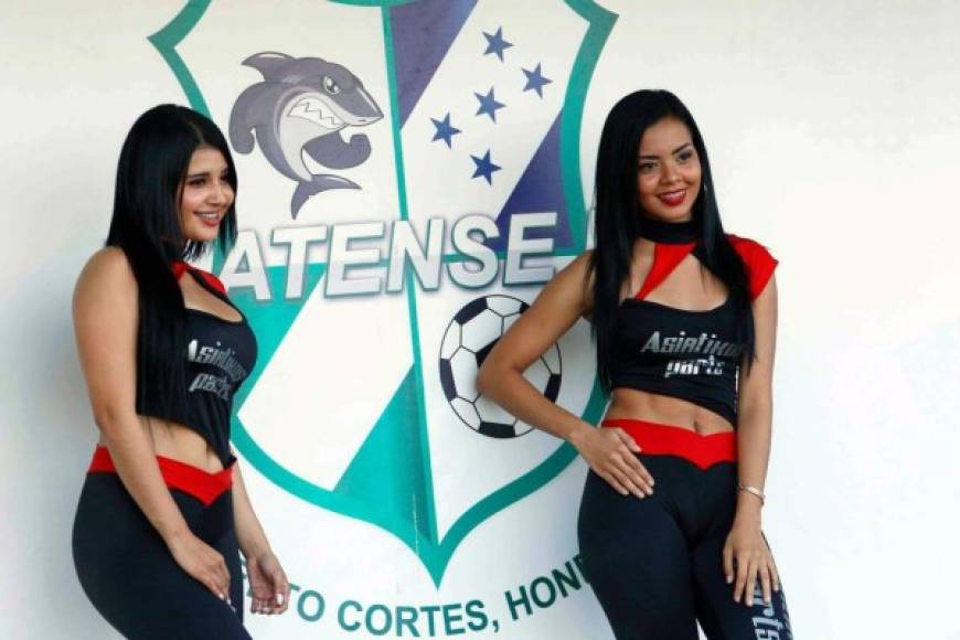 Dos bellas edecanes en el estadio Excélsior previo al partido Platense-Motagua.