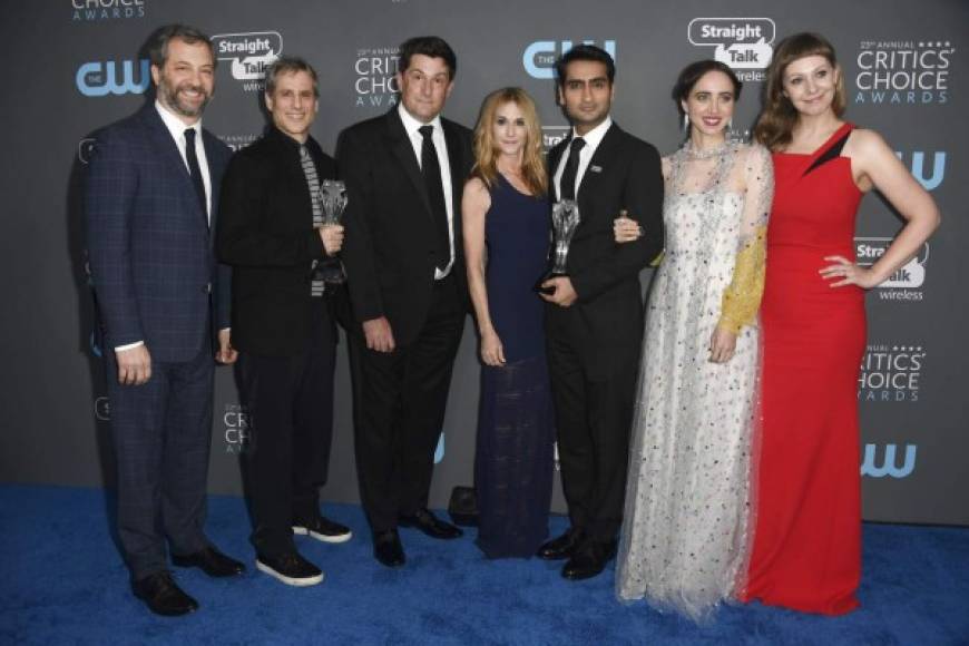 La película mejor comedia 'The Big Sick' ': (I-D) actor Judd Apatow, productor Barry Mendel, Michael Showalter, actores Holly Hunter, Kumail Nanjiani, Zoe Kazan y escritora Emily V. Gordon.<br/><br/><br/>