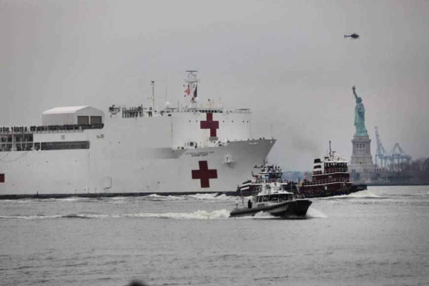 Escoltado por la Marina de Estados Unidos, el buque hospital USNS Confort de las Fuerzas Armadas de EEUU arribó este lunes al muelle de Manhattan para reforzar la capacidad de los hospitales, que ya dan señales de desbordamiento debido a la cantidad de personas que han enfermado de COVID-19 mientras la ciudad se apresura a establecer instalaciones de emergencia.