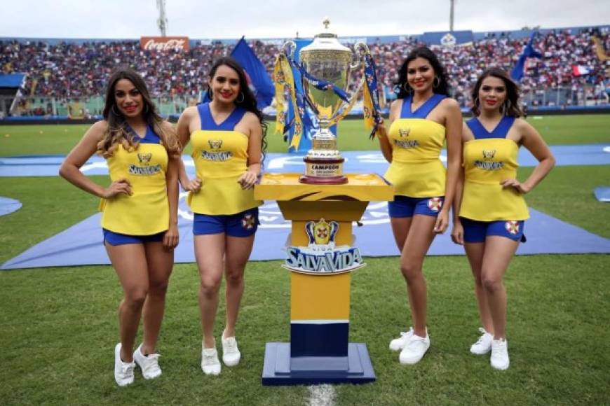 Las hermosas chicas que acompañan la copa que ganará el campeón del Torneo Apertura 2018.
