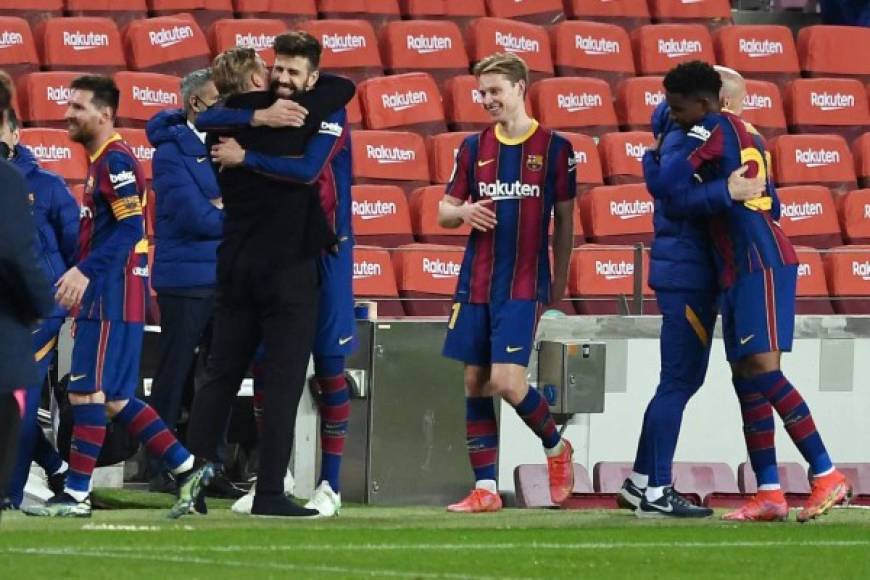 Ronald Koeman también se abrazó muy feliz con Gerard Piqué.