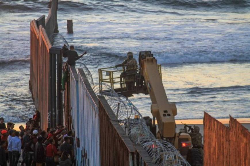 Según medios estadounidenses, los migrantes gritaron a los militares, burlándose y desafiándolos, llevando a uno de ellos a apuntar su arma de fuego contra los centroamericanos.