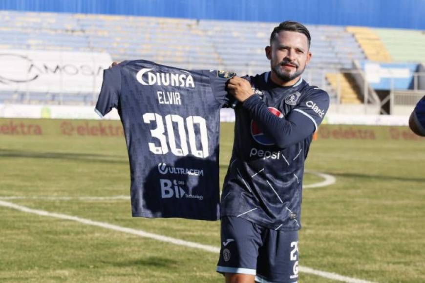 Omar Elvir disputó su partido 300 con la camiseta del Motagua, 284 en Liga Nacional y 16 en Concacaf. El club azul le dio este homenaje al lateral izquierdo.