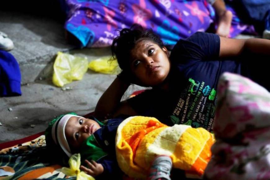 Los migrantes, que iniciaron su travesía el lunes por la noche, viajan sin alimentos y con poca ropa para protegerse de las bajas temperaturas.