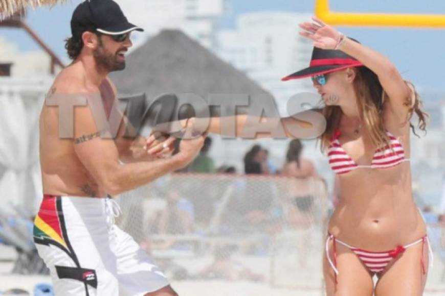 La actriz venezolana fue captada por Paparazzi en Cancún junto al actor mexicano disfrutando de la playa.