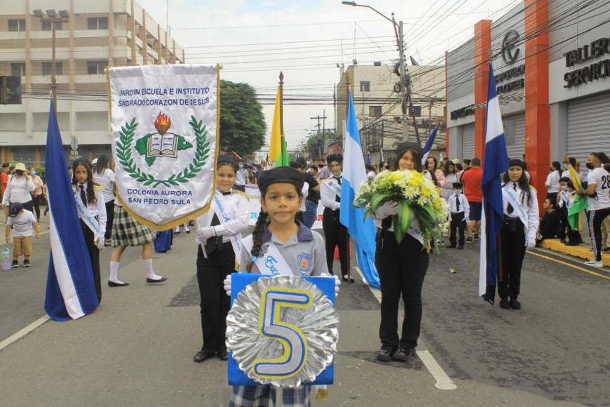 El jardín, escuela e instituto Sagrado Corazón de Jesús de la colonia Aurora se sumó a la celebración de los desfiles patrios.