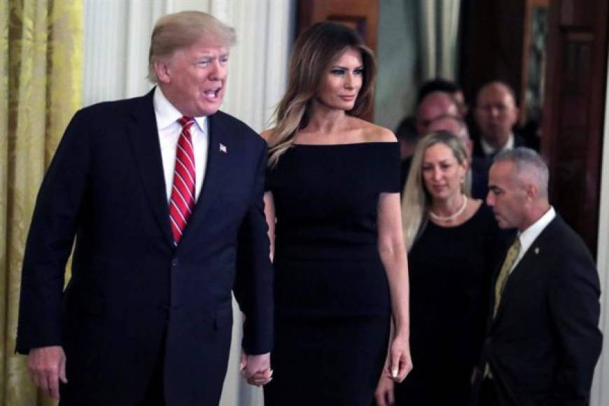 La primera dama estadounidense, Melania Trump, se convirtió en el centro de atención en la recepción del Hanukkah, una festividad judía en la Casa Blanca, de la que fue anfitriona junto a su esposo, el presidente Donald Trump.