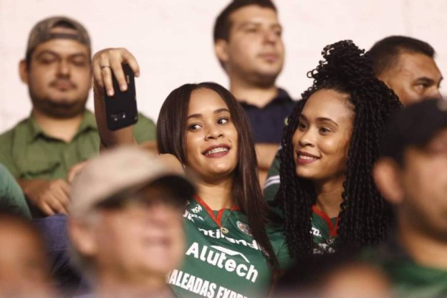 Estas bellas aficionadas del Marathón se sacan una selfie antes del inicio del partiod.